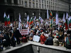 La recente manifestazione di protesta a Sofia, davanti al palazzo presidenziale, contro l’adozione dell’euro. (foto Ansa Epa)