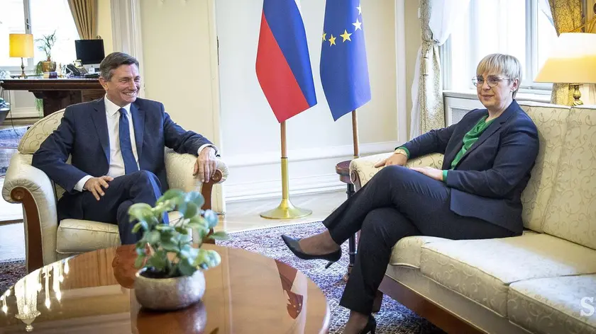 Il primo incontro fra la neoeletta presidente della Repubblica Nataša Pirc Musar e il presidente uscente Borut Pahor in una foto del 2022