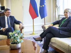 Il primo incontro fra la neoeletta presidente della Repubblica Nataša Pirc Musar e il presidente uscente Borut Pahor in una foto del 2022