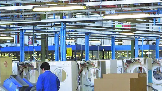 Nello stabilimento Electrolux di Porcia si producono lavatrici