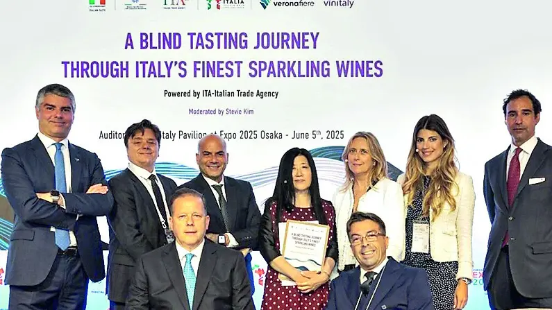 La delegazione italiana al Wine Forum di Osaka: Diva Moretti Polegato è la seconda da destra in piedi