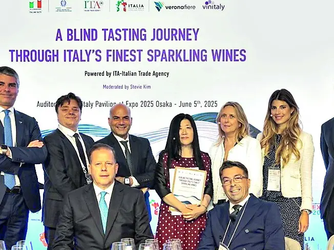 La delegazione italiana al Wine Forum di Osaka: Diva Moretti Polegato è la seconda da destra in piedi