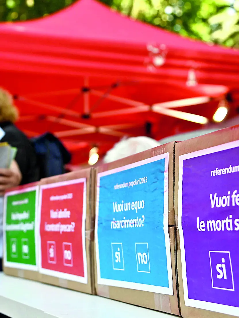 Fac simile delle urne elettorali allestite durante un’iniziativa sui quesiti referendari dell’8 e 9 giugno