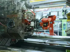 Una fase della produzione dei fanali allo stabilimento carnico
