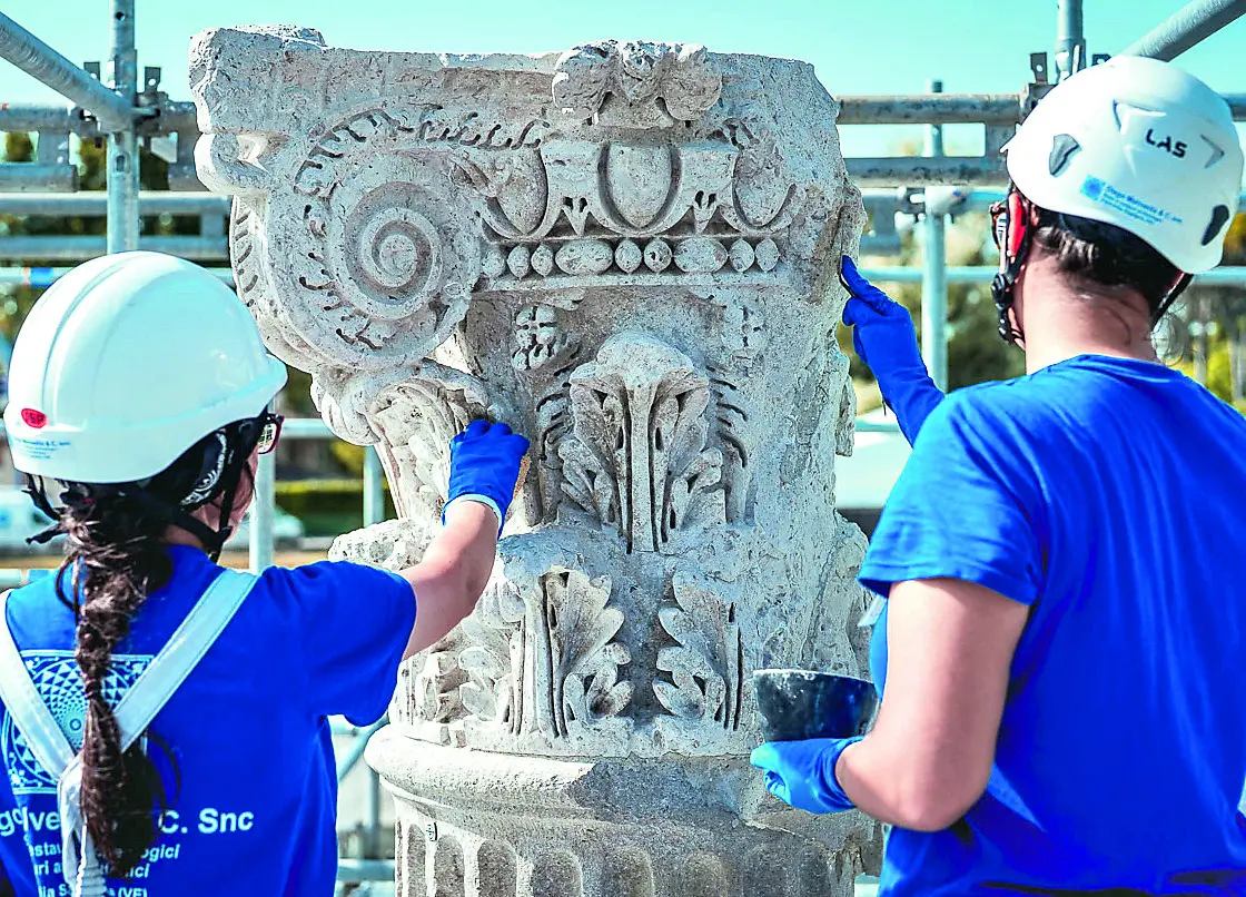Lavori di restauro al Decumano di Aratria Galla (Foto di N. Oleotto)