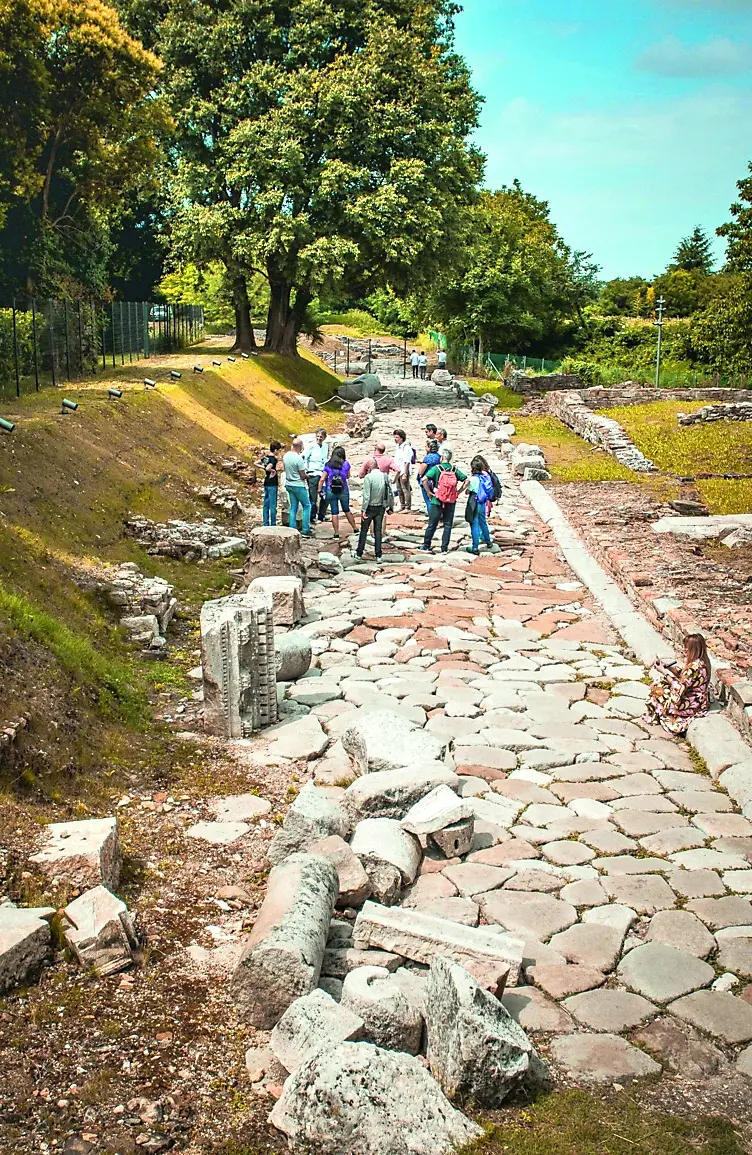 Turisti nell’area degli antichi mercati - fondi Pasqualis (Foto di N. Oleotto)