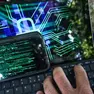 Un' immagine che rappresenta la figura di un hacker impegnato in un attacco informatico