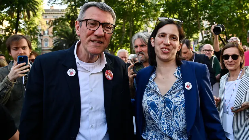 La segretaria del Partito Democratico, Elly Schlein , con il segretario della CGIL, Maurizio Landini