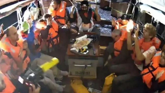 Il momento in cui viene sequestrata la Madleen della Freedom Flotilla