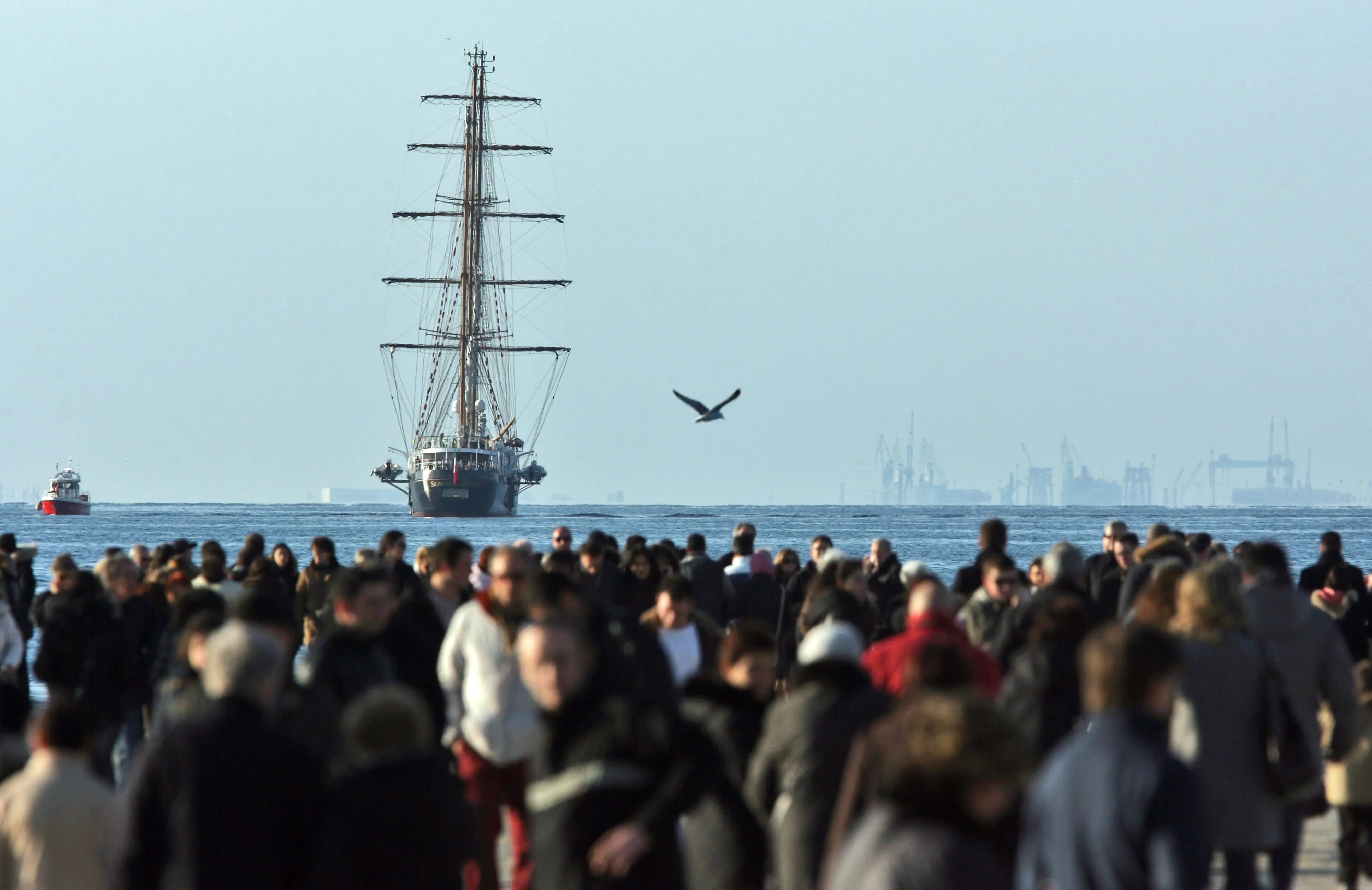L’arrivo alcuni anni fa della nave Palinuro con sullo sfondo Monfalcone Foto Lasorte