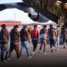 Migranti espulsi: un gruppo di cittadini stranieri portato fuori dagli Stati Uniti
