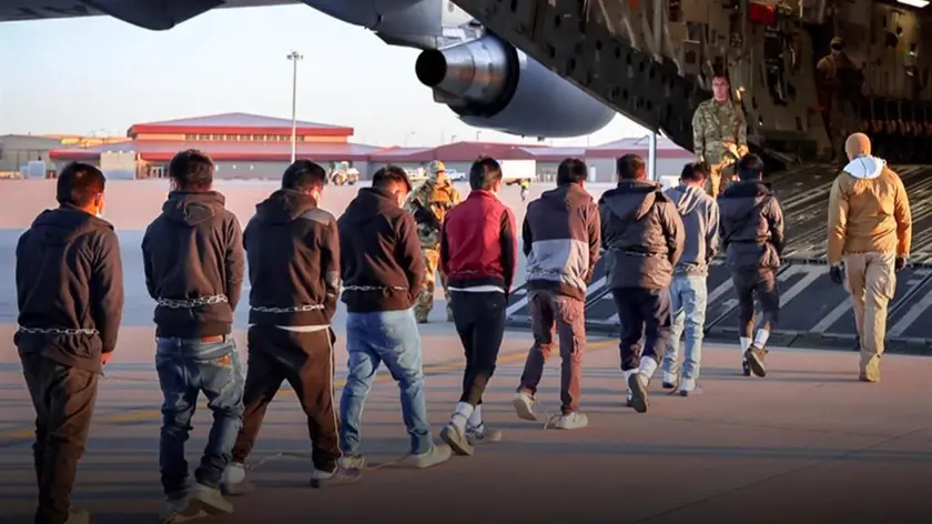 Migranti espulsi: un gruppo di cittadini stranieri portato fuori dagli Stati Uniti