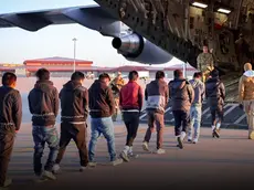 Migranti espulsi: un gruppo di cittadini stranieri portato fuori dagli Stati Uniti