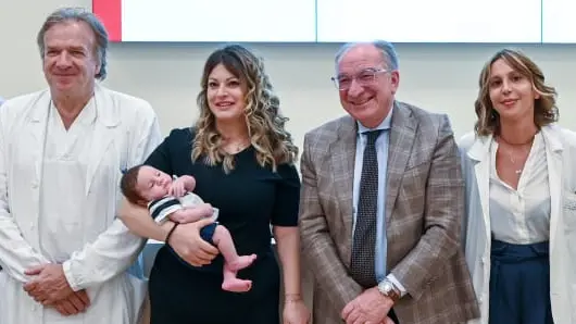 Sara con Elia, il dg Dal Ben e una parte dell'équipe che l'ha seguita