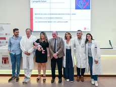 Sara con Elia, il dg Dal Ben e una parte dell'équipe che l'ha seguita