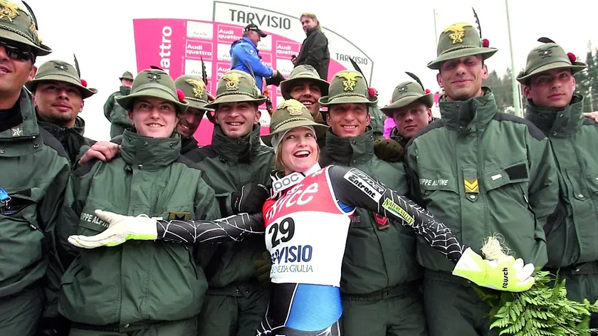 L’americana Julia Mancuso dopo la vittoria a Tarvisio nel marzo 2007 posava con le penne nere indossando il cappello di alpino