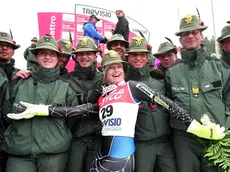 L’americana Julia Mancuso dopo la vittoria a Tarvisio nel marzo 2007 posava con le penne nere indossando il cappello di alpino