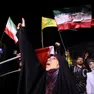 La bandiere iraniani sventolano nelle strade di Teheran dopo la reazione del regime all'attacco israeliano