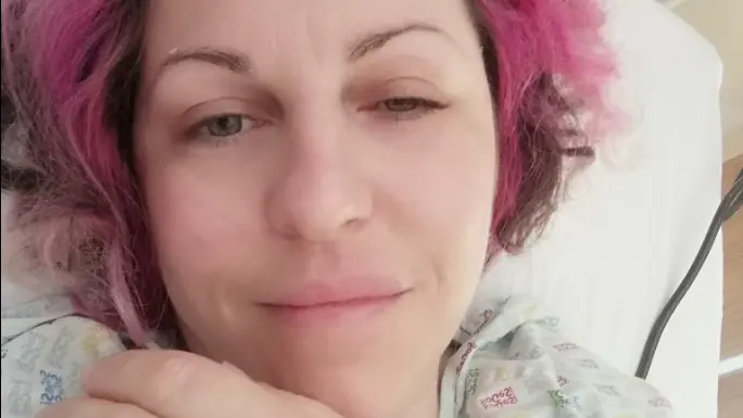 Cristina Tronchin nel selfie pubblicato sui social subito dopo l'operazione di asportazione di utero e tube