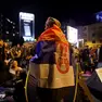 Un ragazzo avvolto nella bandiera serba durante le manifestazioni dei mesi scorsi a Belgrado