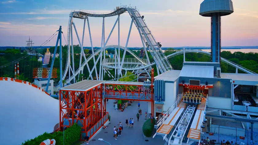 Uno scorcio di Gardaland al tramonto