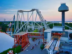 Uno scorcio di Gardaland al tramonto