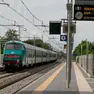 Un treno regionale in transito nella stazione di Trieste Airport (Bonaventura)