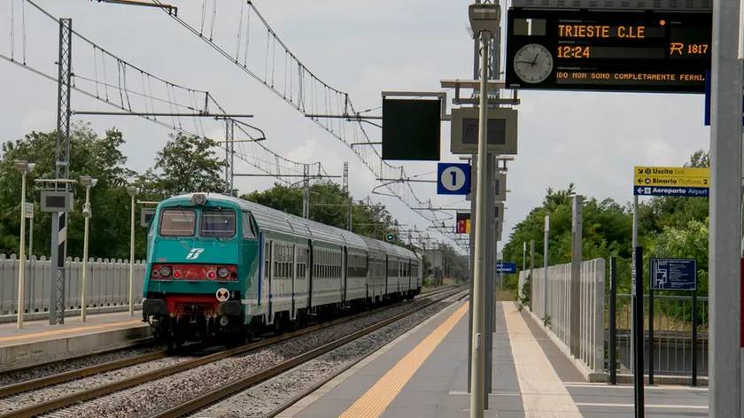 Un treno regionale in transito nella stazione di Trieste Airport (Bonaventura)