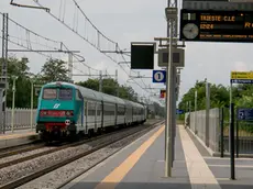 Un treno regionale in transito nella stazione di Trieste Airport (Bonaventura)