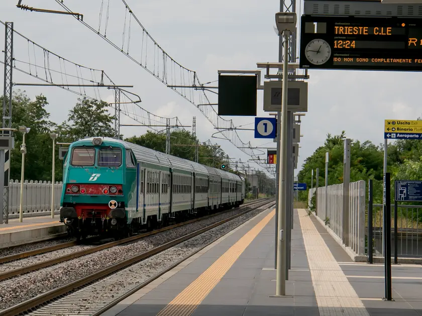 Un treno regionale in transito nella stazione di Trieste Airport (Bonaventura)