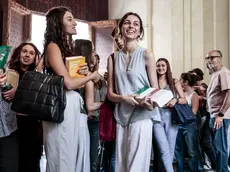 L'attesa fuori da una scuola per la prima prova scritta dell'esame di maturità