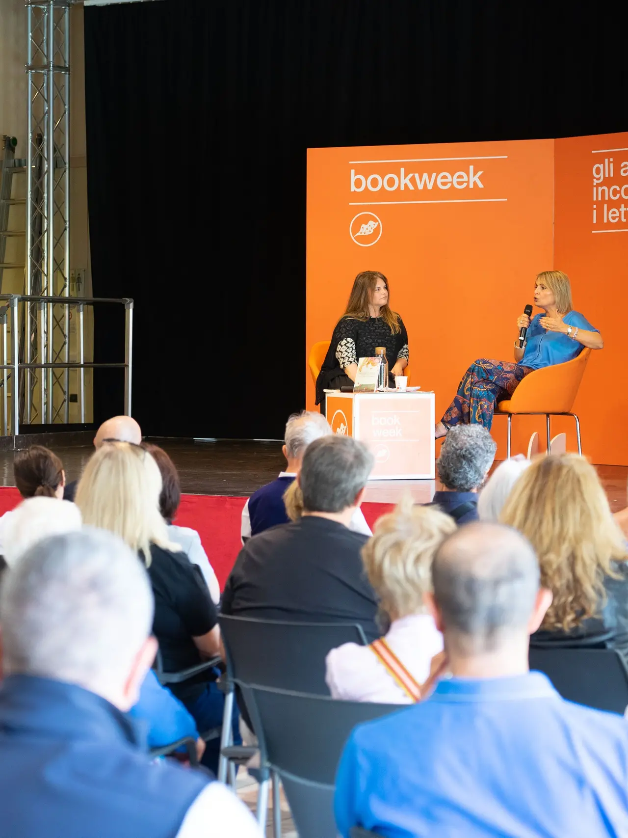 Un incontro di una Book week del gruppo Nem