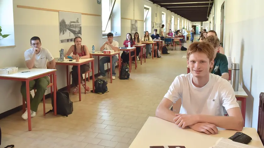 Gli studenti del Liceo Classico Stellini di Udine alle prese con la traduzione di Cicerone. Foto Petrussi