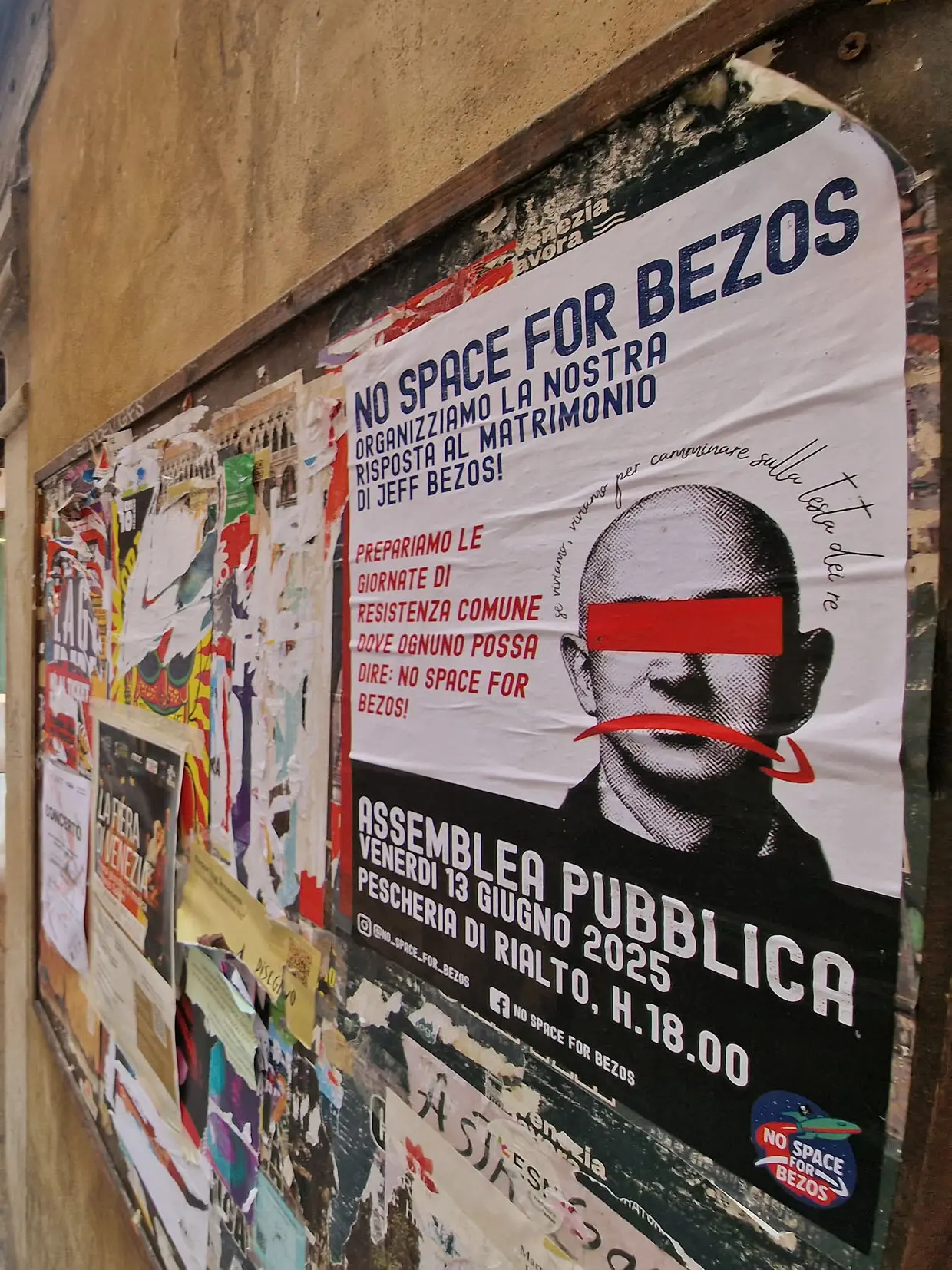 I manifesti contro l'evento apparsi a Venezia nelle scorse settimane