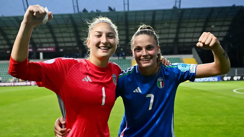 Da sinistra la portiera Emma Mustafic con Emma Girotto fresca di debutto contro la Svezia