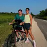 Simone Menin con la bici speciale e lasorella Beatrice