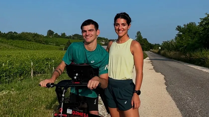 Simone Menin con la bici speciale e lasorella Beatrice