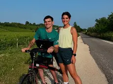 Simone Menin con la bici speciale e lasorella Beatrice