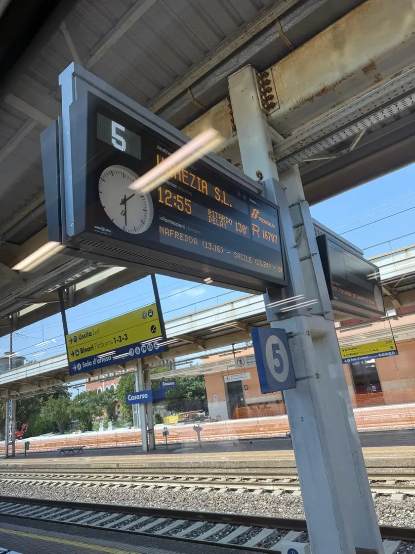 Il tabellone del treno fermo a Casarsa e poi soppresso in via definitiva