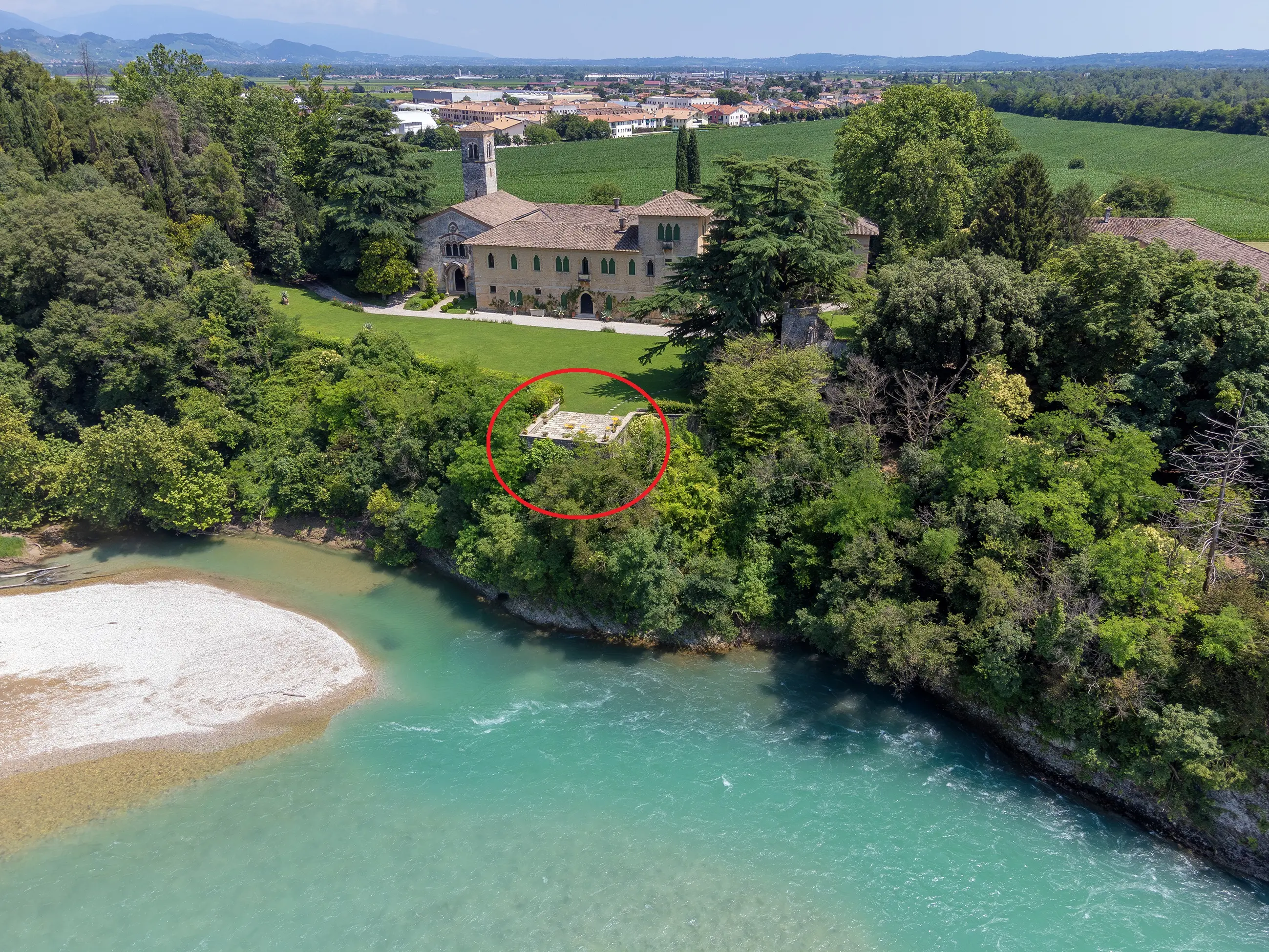 L'abbazia di Santa Bona a Vidor e l'affaccio sul Piave