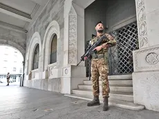 Militari davanti alla Sinagoga di Trieste (Lasorte)