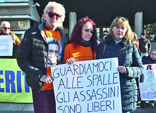 I genitori di Alex Marangon durante un sit-in per chiedere la verità sul caso