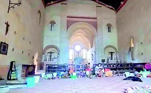 L'interno dell'abbazia e le "postazioni" per il rito sciamanico