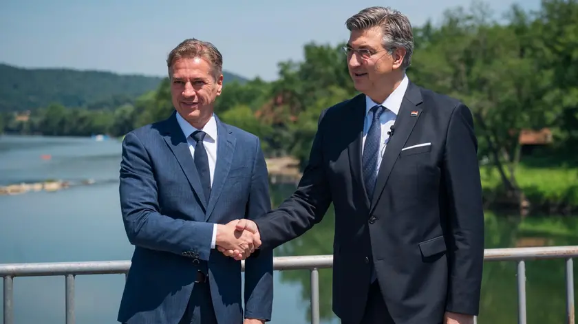 La stretta di mano tra Golob e Plenković