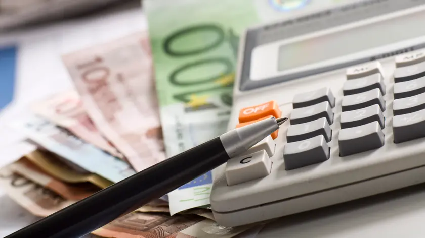 Gli italiani sempre più impegnati a far quadrare i conti