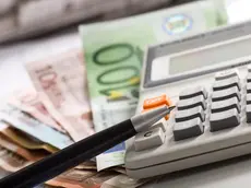 Gli italiani sempre più impegnati a far quadrare i conti