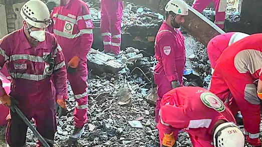 Operatori della Mezzaluna Rossa dopo un raid di Israele (foto Ansa)