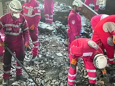 Operatori della Mezzaluna Rossa dopo un raid di Israele (foto Ansa)