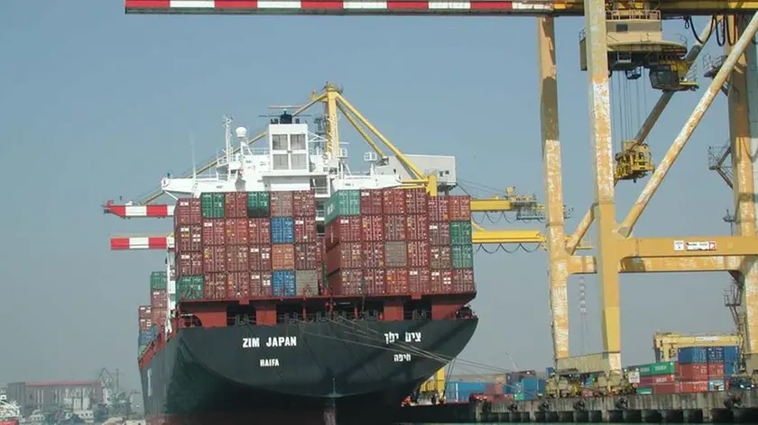 Una nave porta container in banchina al porto di Venezia