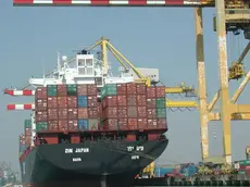 Una nave porta container in banchina al porto di Venezia